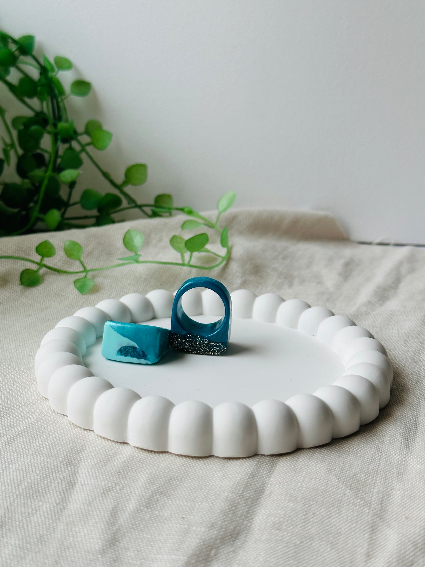 Classic white acrylic resin bubble trinket tray