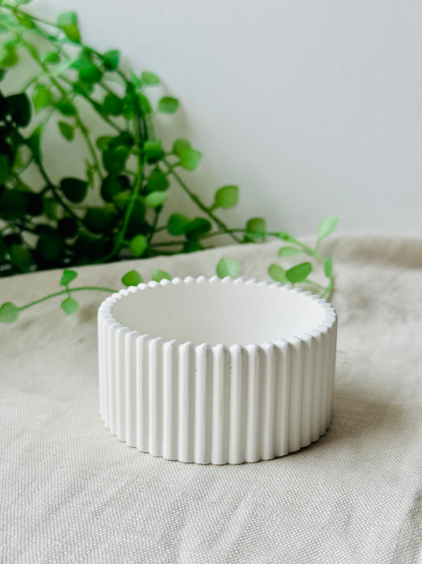 Classic white acrylic resin ribbed dish