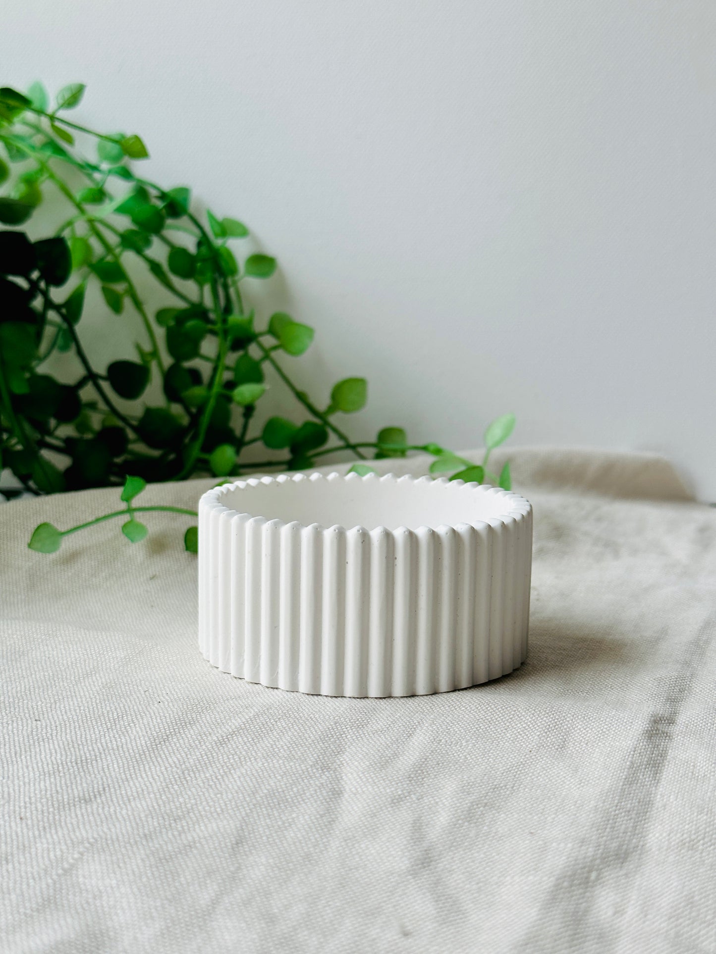 Classic white acrylic resin ribbed dish