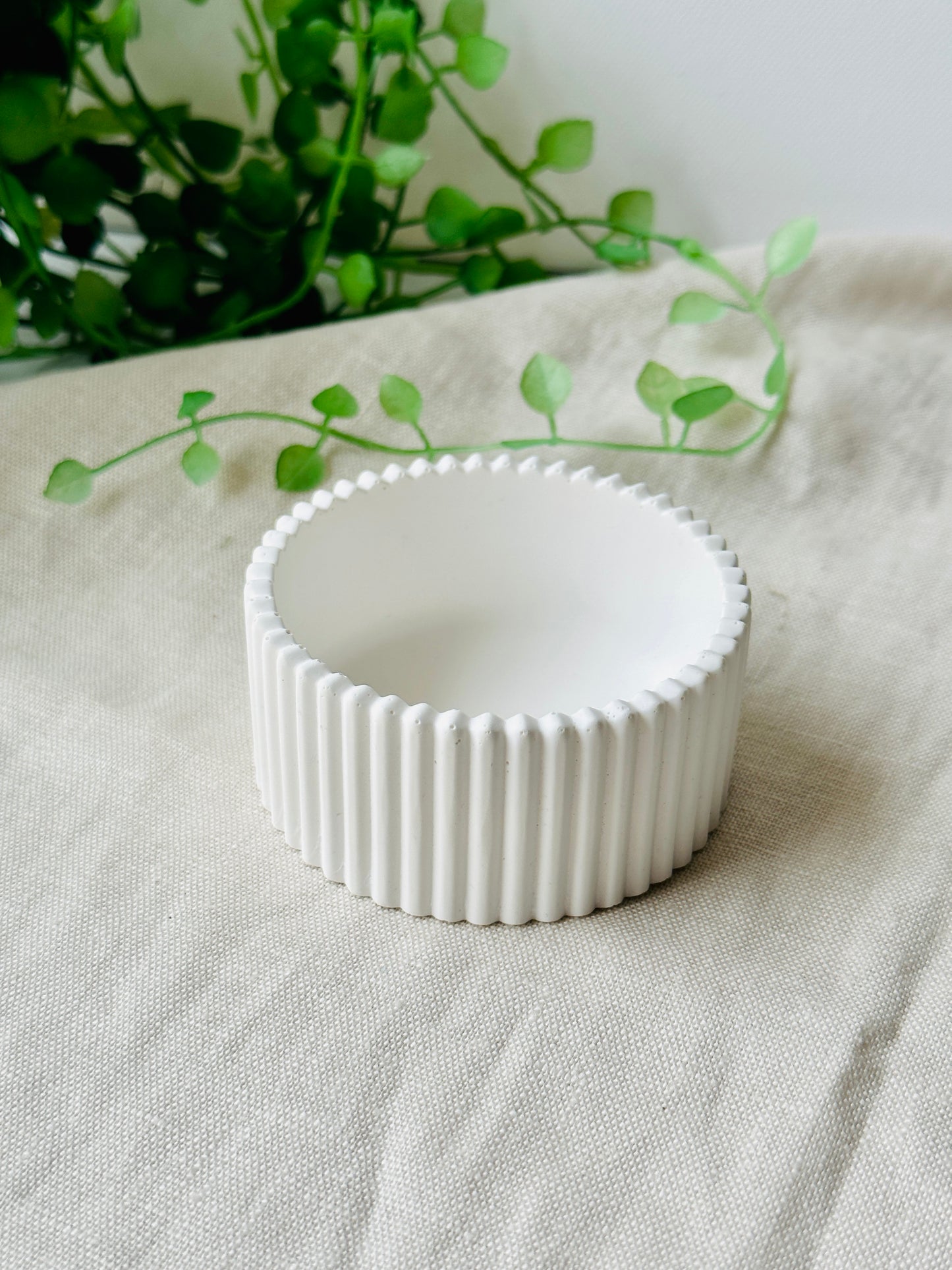 Classic white acrylic resin ribbed dish
