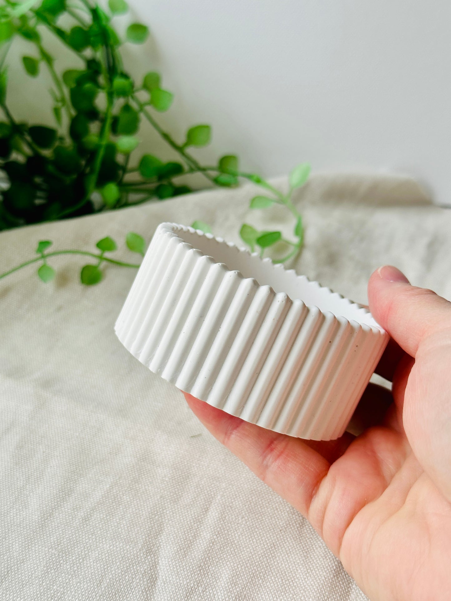 Classic white acrylic resin ribbed dish