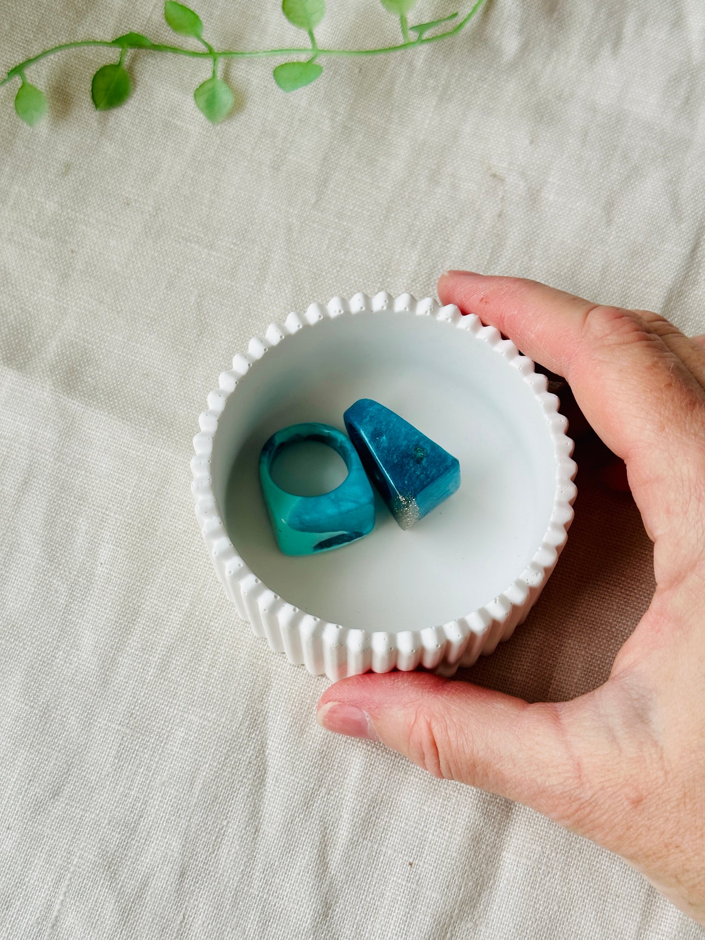 Classic white acrylic resin ribbed dish