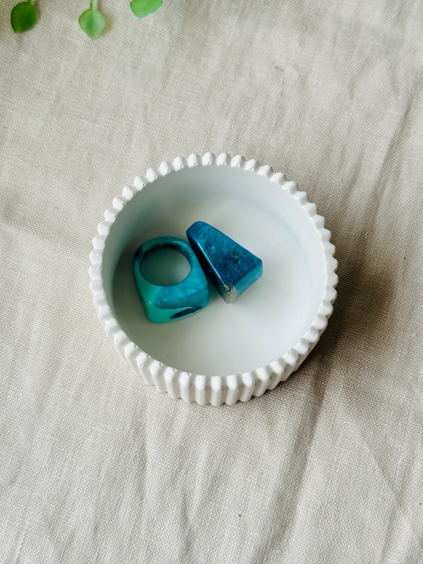 Classic white acrylic resin ribbed dish