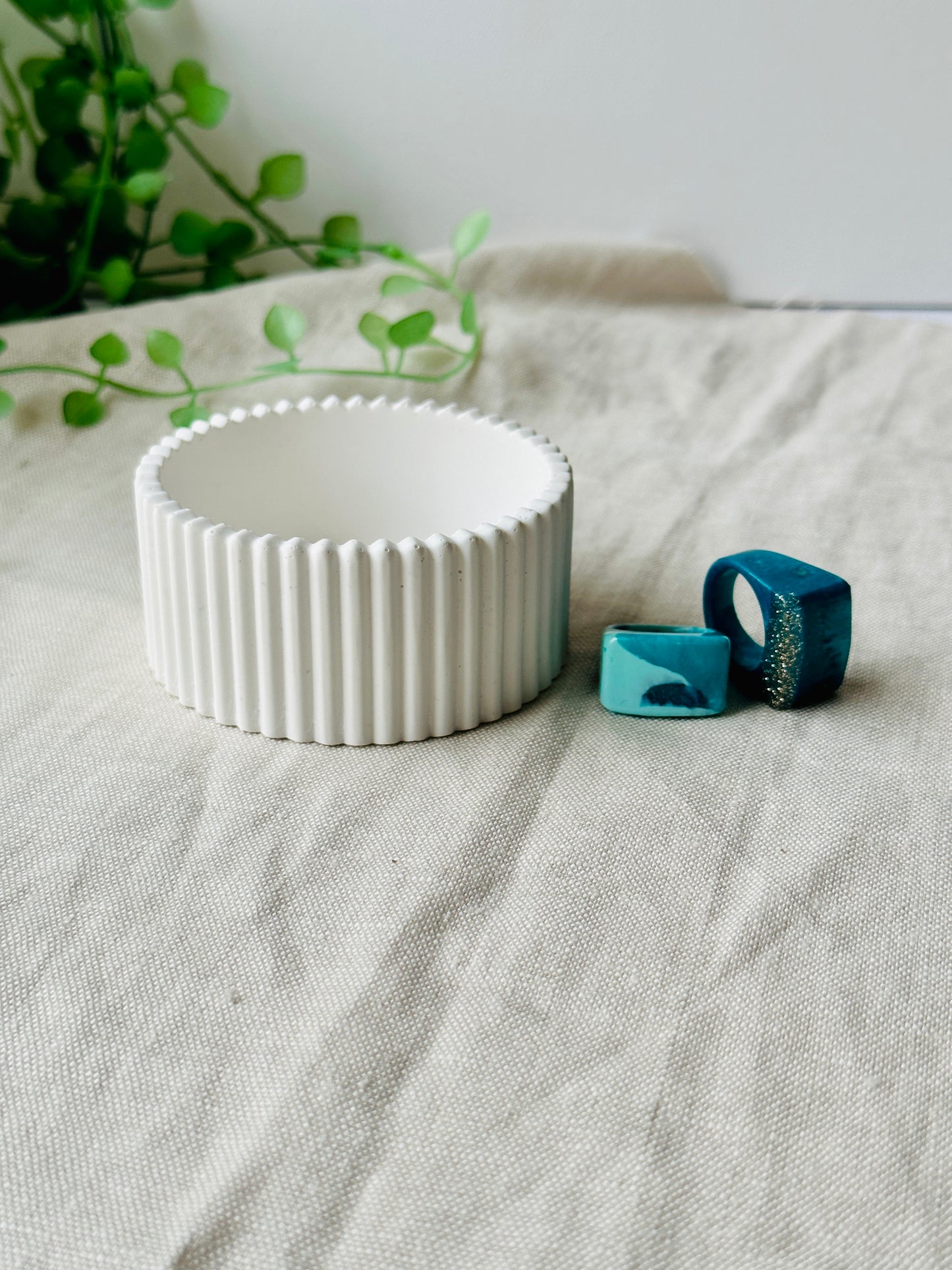 Classic white acrylic resin ribbed dish