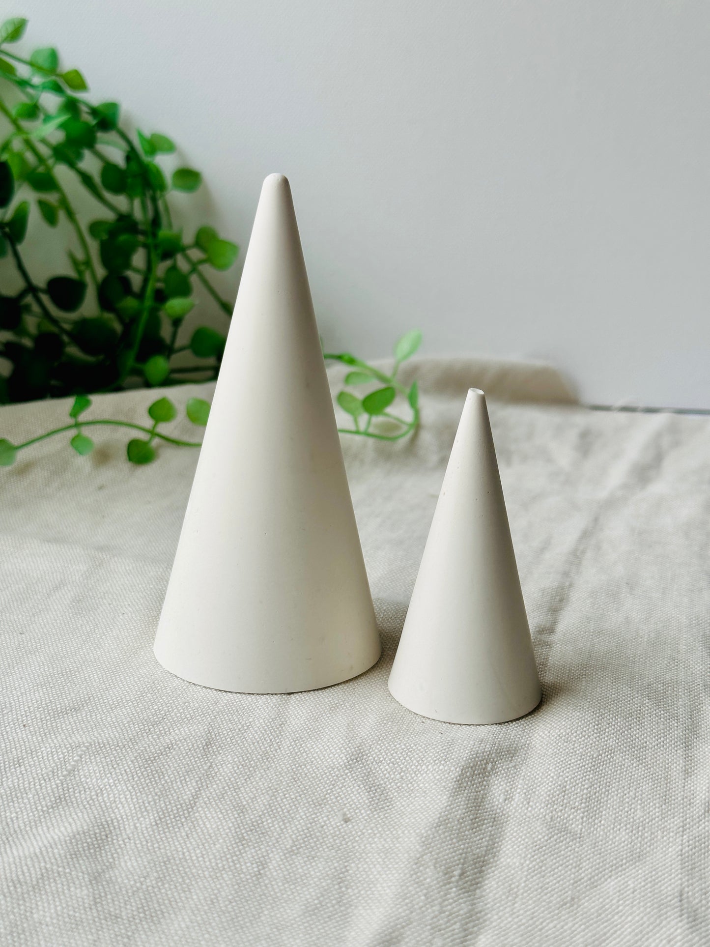 Classic white acrylic resin ring holder set