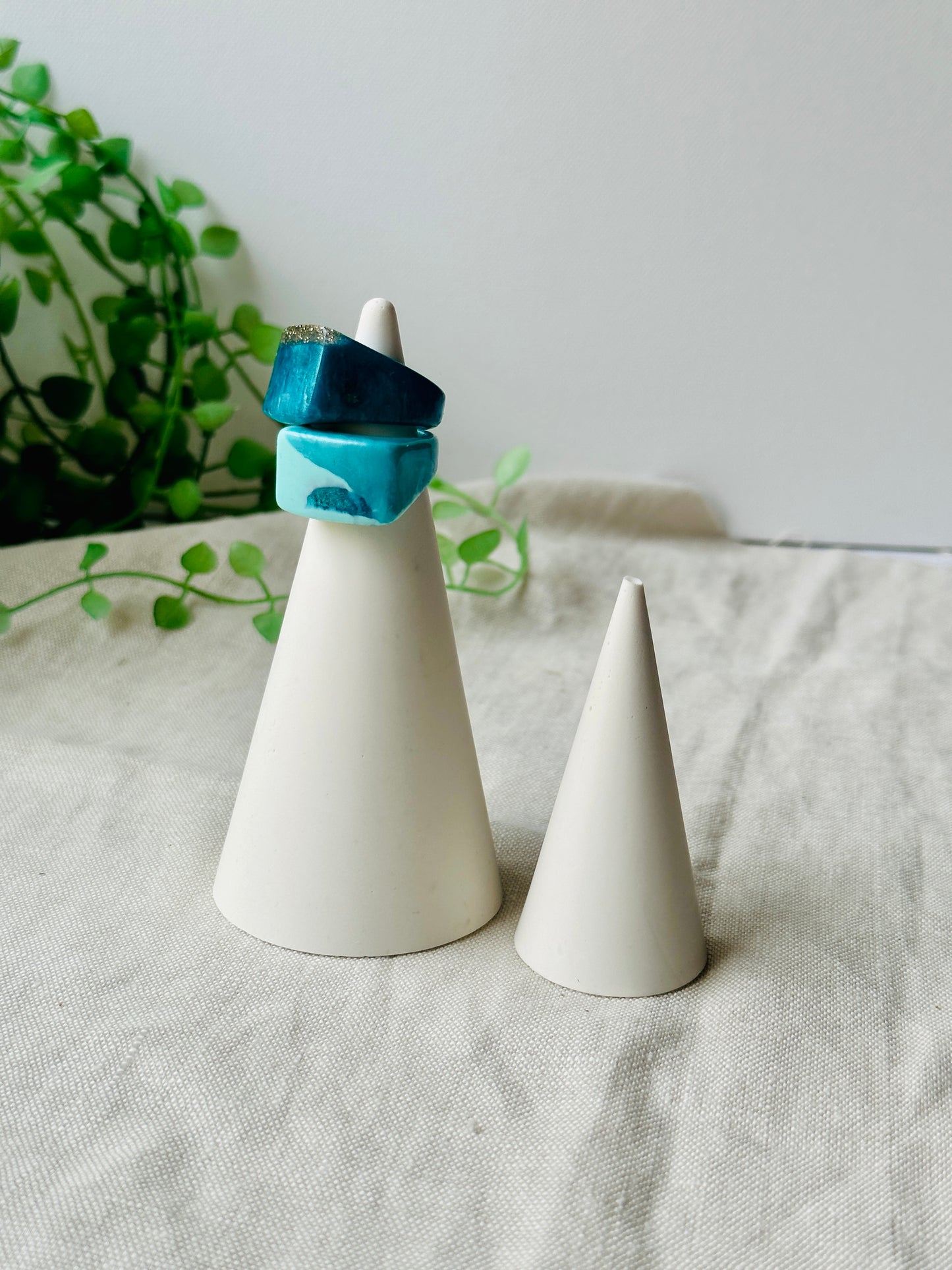 Classic white acrylic resin ring holder set