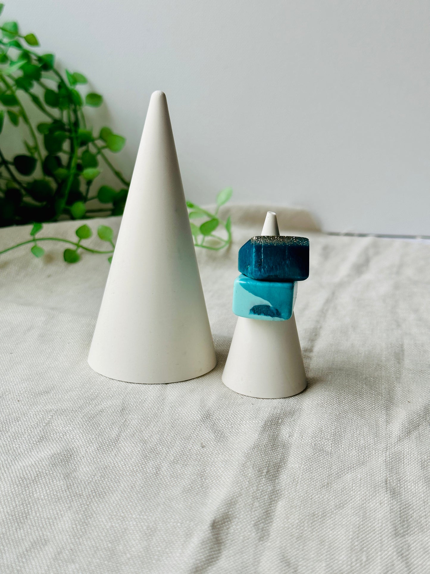 Classic white acrylic resin ring holder set