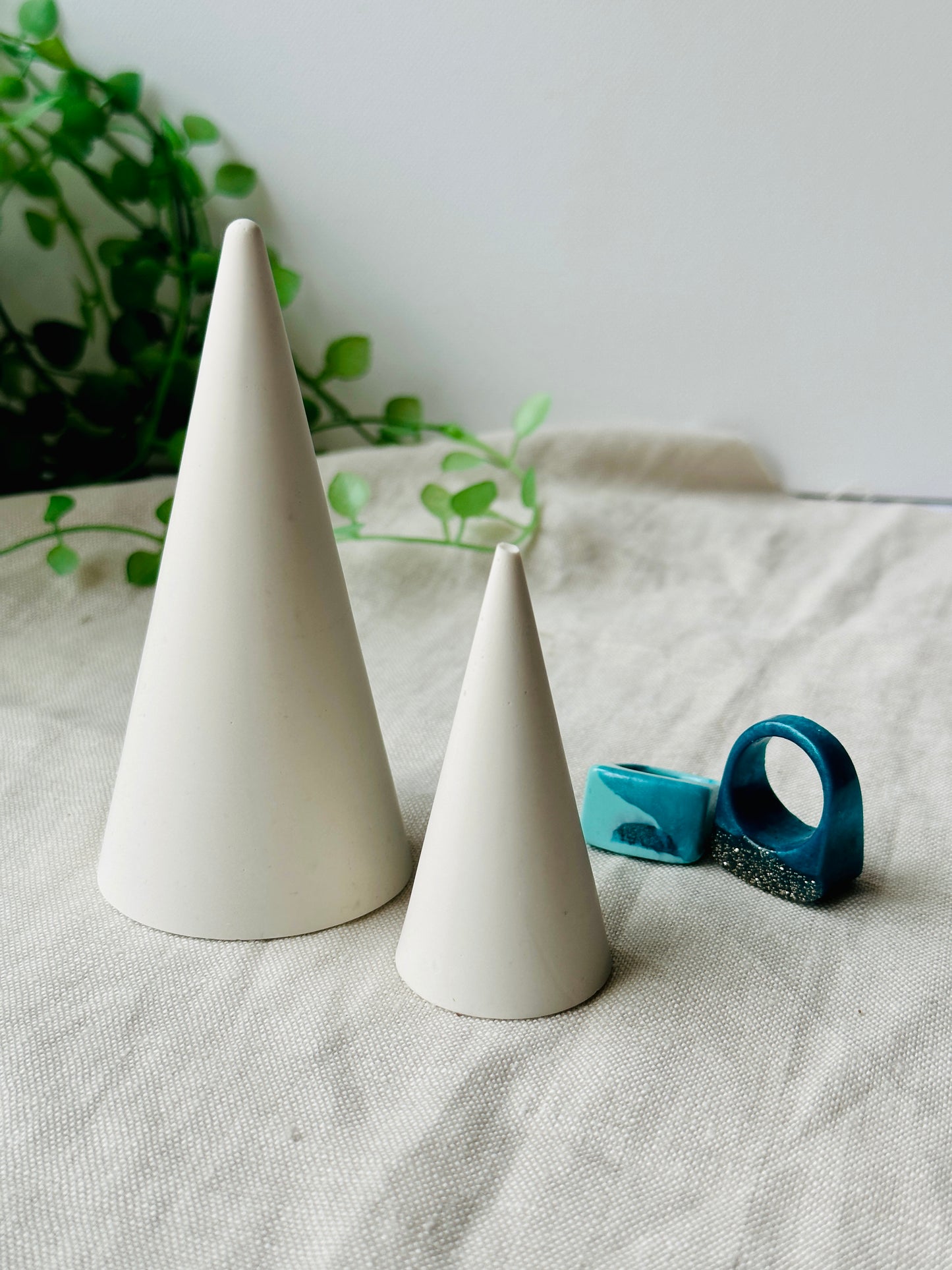 Classic white acrylic resin ring holder set