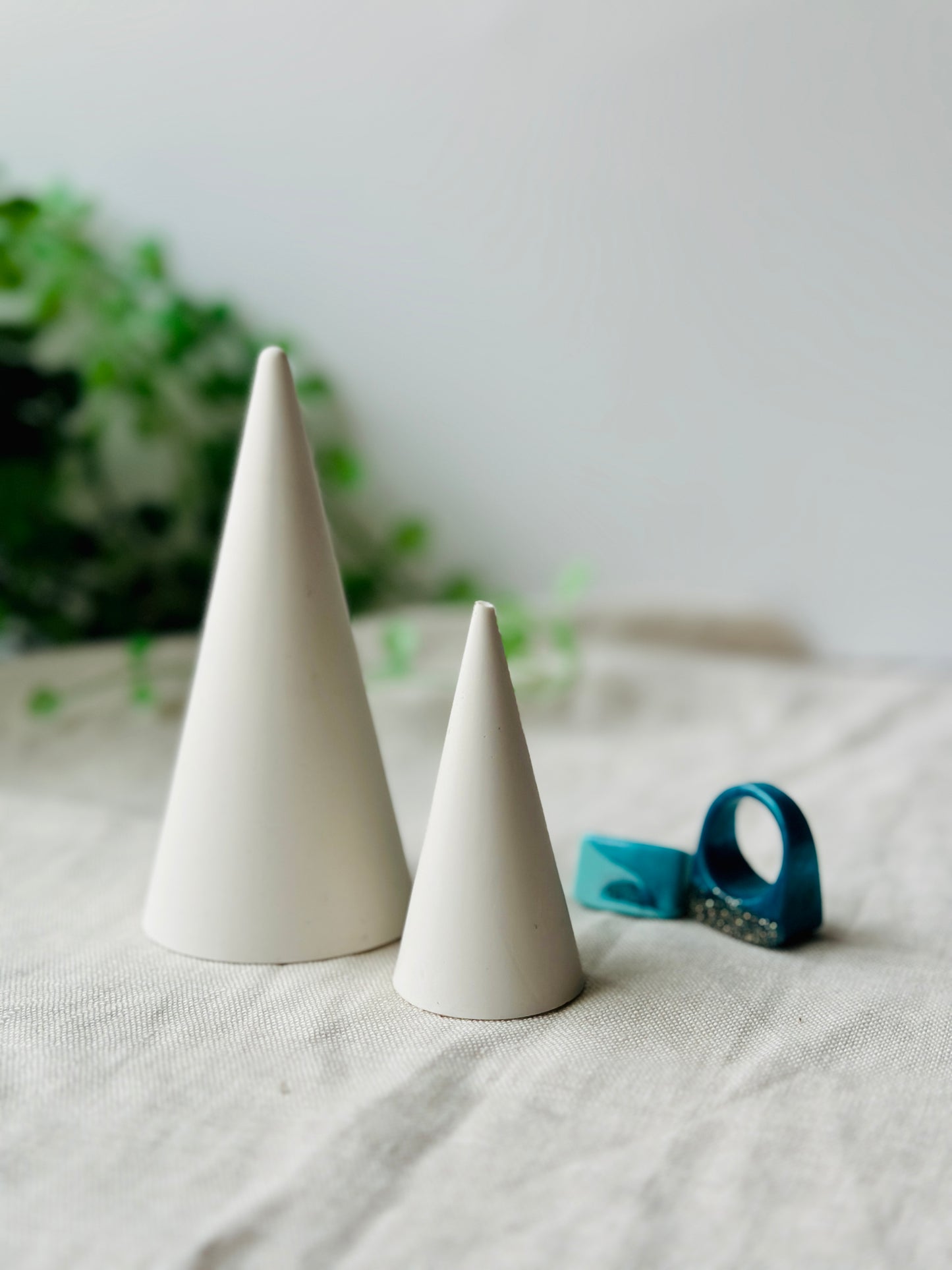 Classic white acrylic resin ring holder set