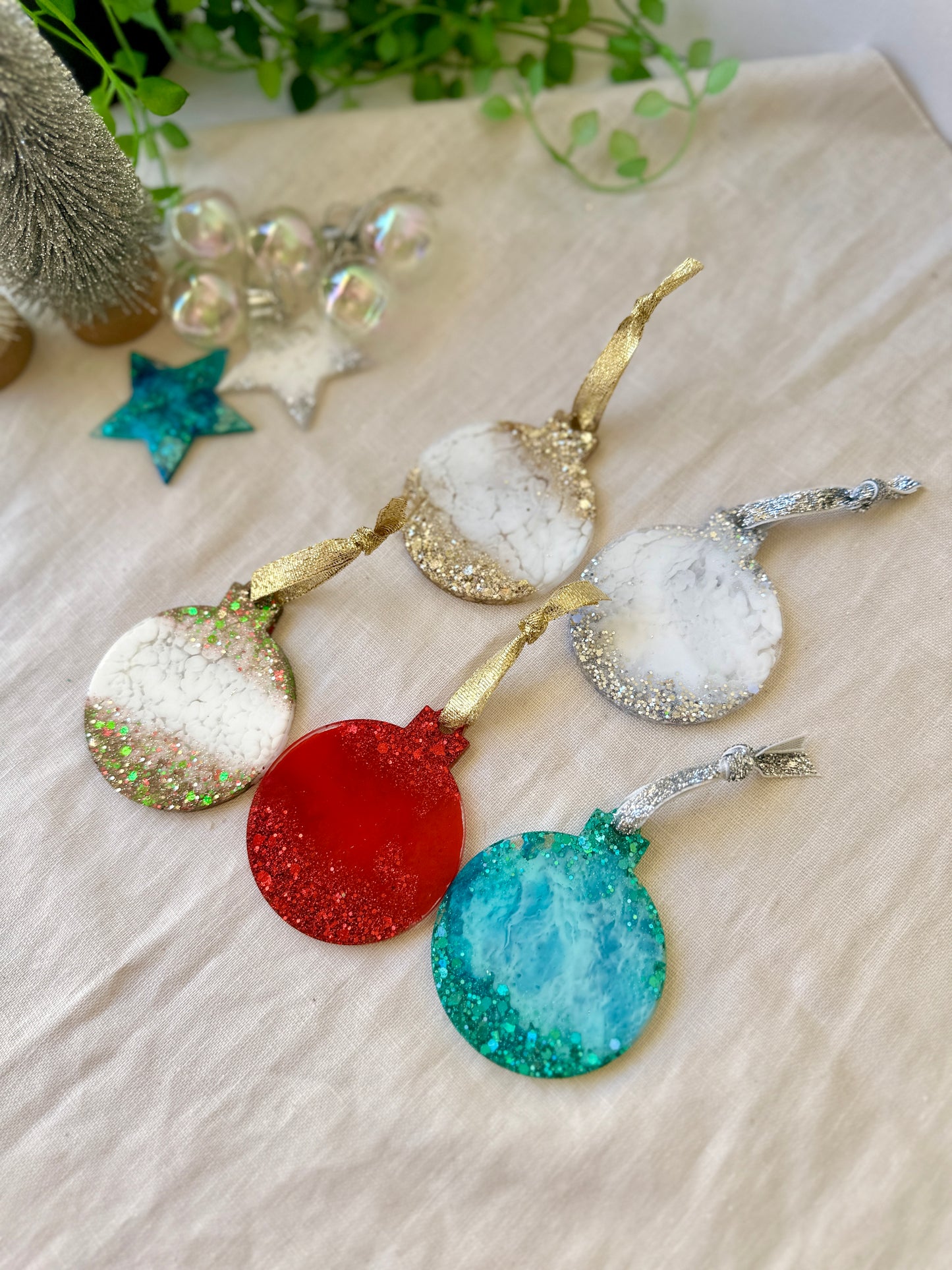 CHRISTMAS BAUBLE DECORATION - traditional