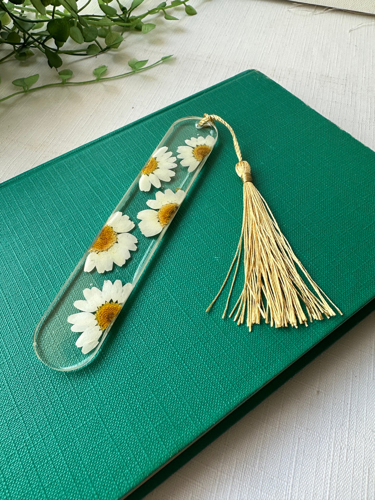 BOOKMARK - flower bookmark in white - assorted