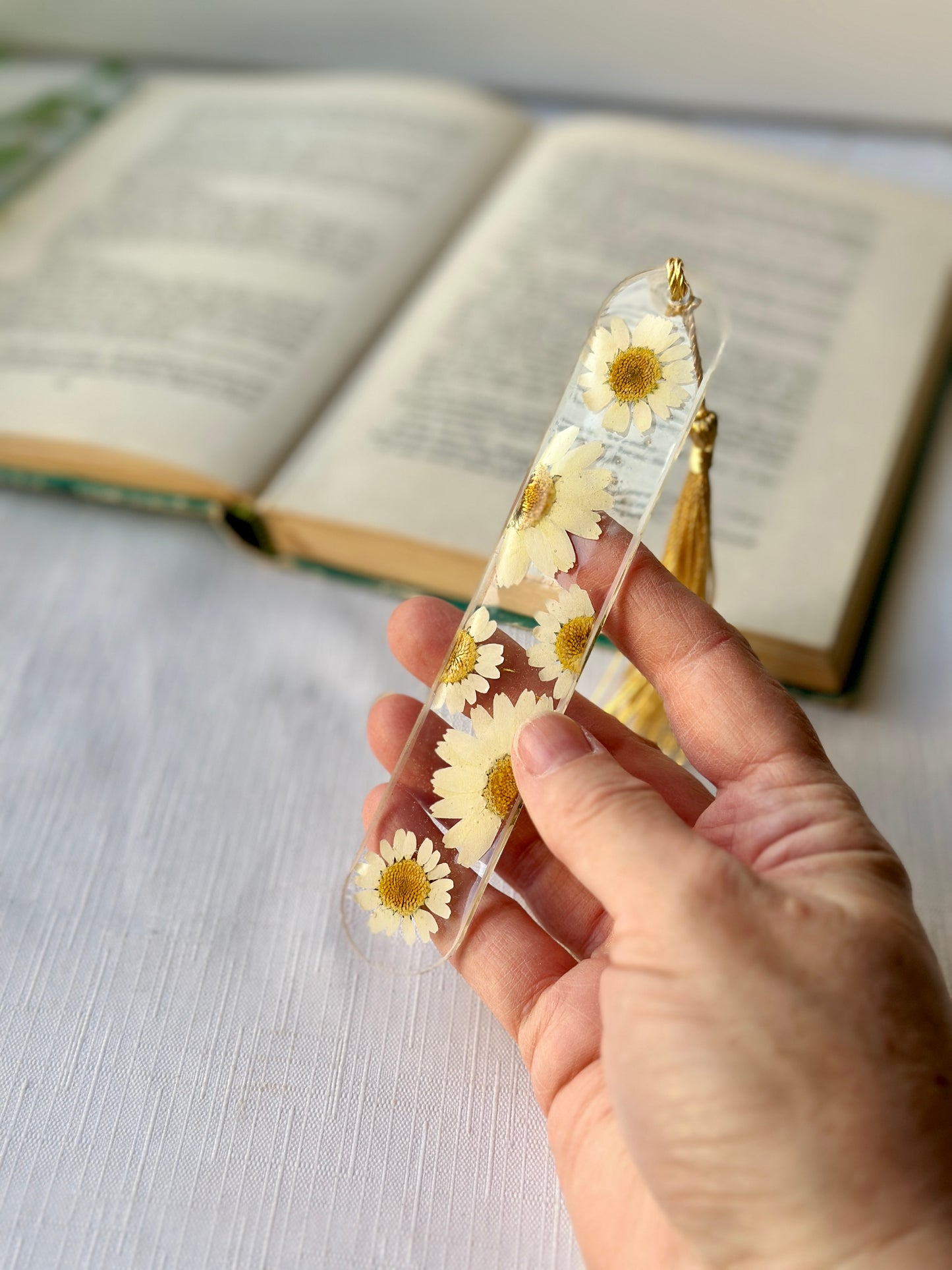 BOOKMARK - flower bookmark in white - assorted