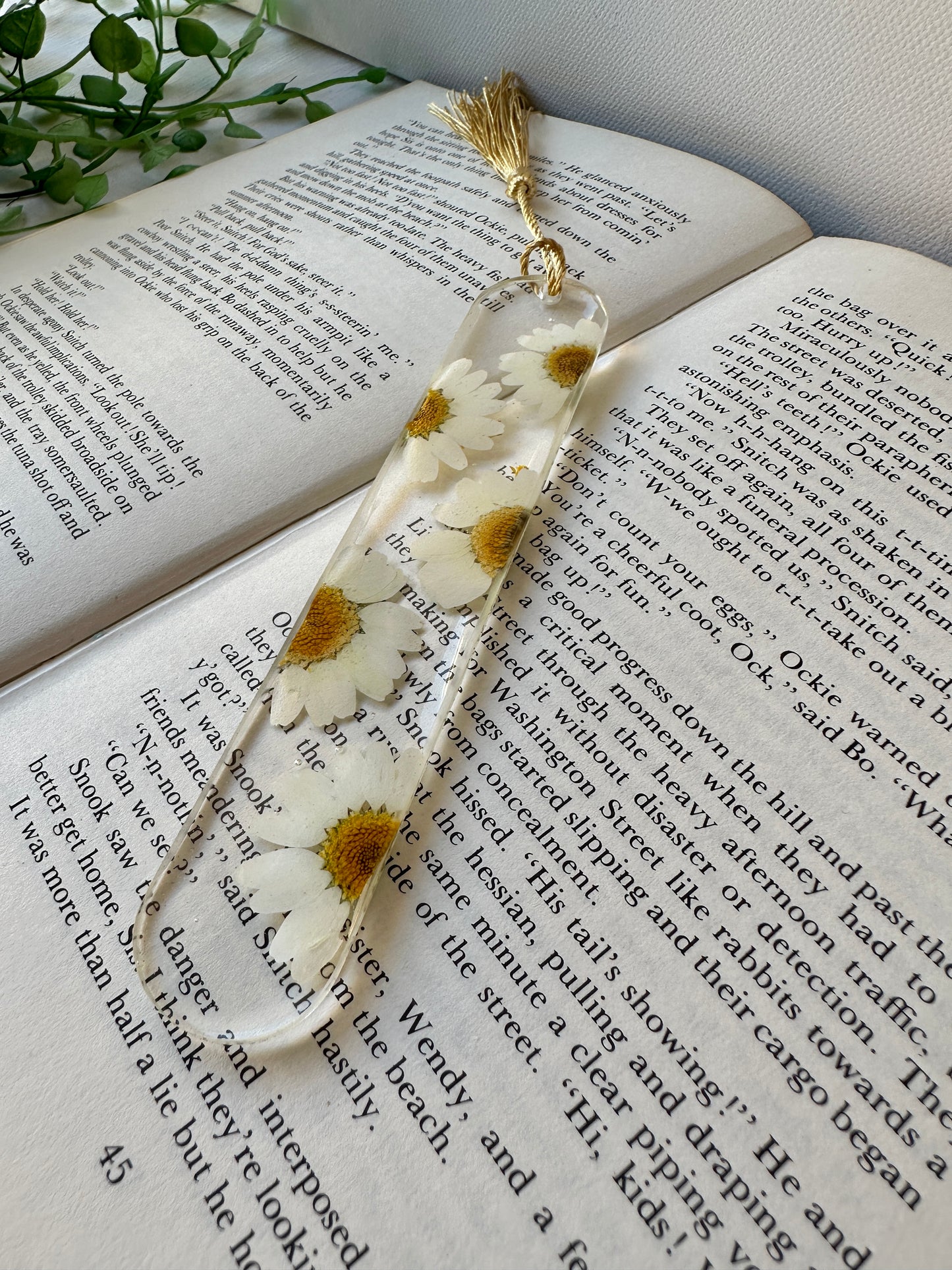 BOOKMARK - flower bookmark in white - assorted