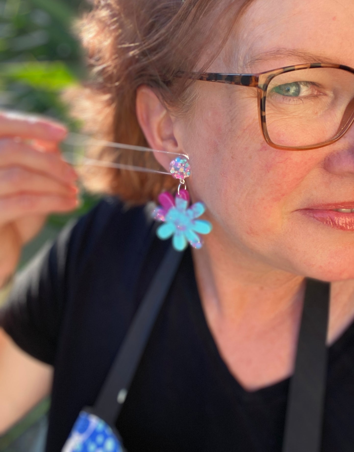 HAPPY DAISIES - daisy earrings - Aqua and teal glitter